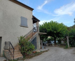 Véritable maison de campagne nouvellement rénovée au pied du Lubéron